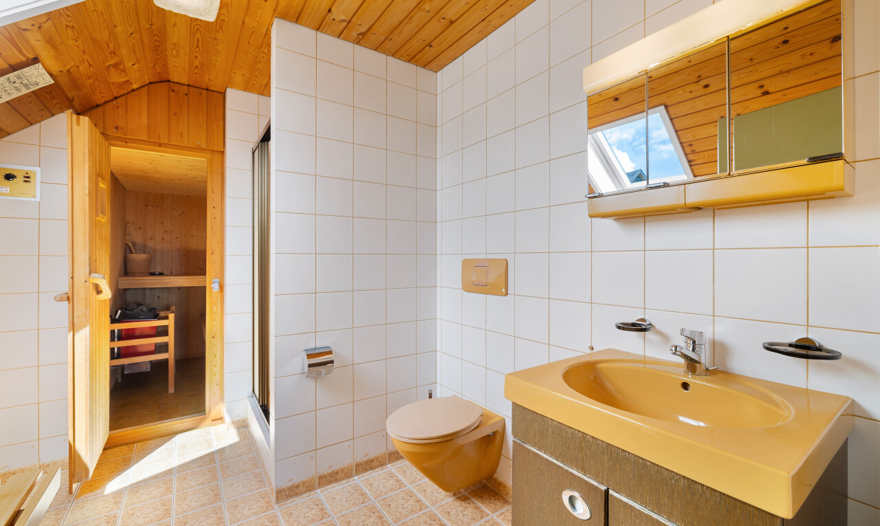 bad mit fliesenwand, tile wall, dusche, schminktisch, und komplettes badezimmer