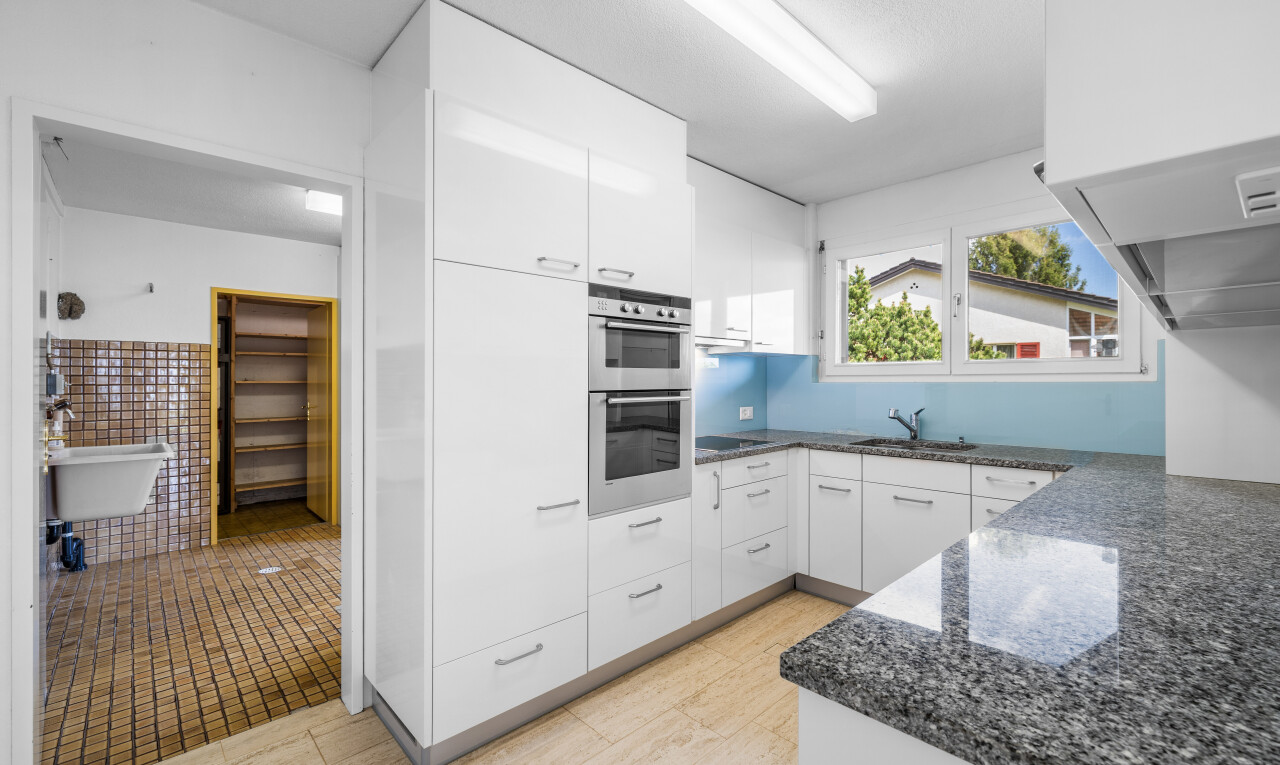küche mit dark countertops, weiße schränke, white cabinets, light floor, und stein arbeitsplatten