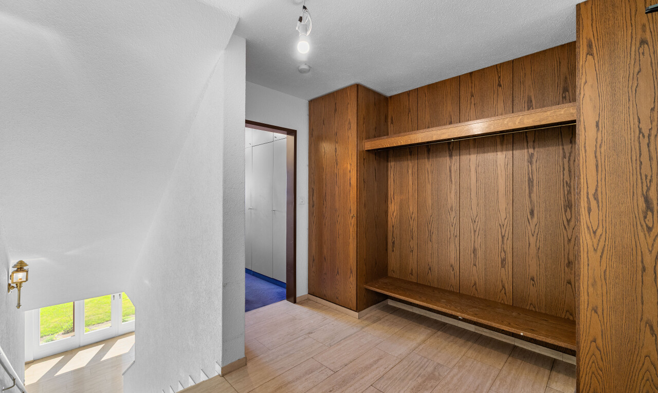 zimmer / schlafzimmer mit inside property, gipskartonwand, drywall, holzfußboden, und wood finish floor