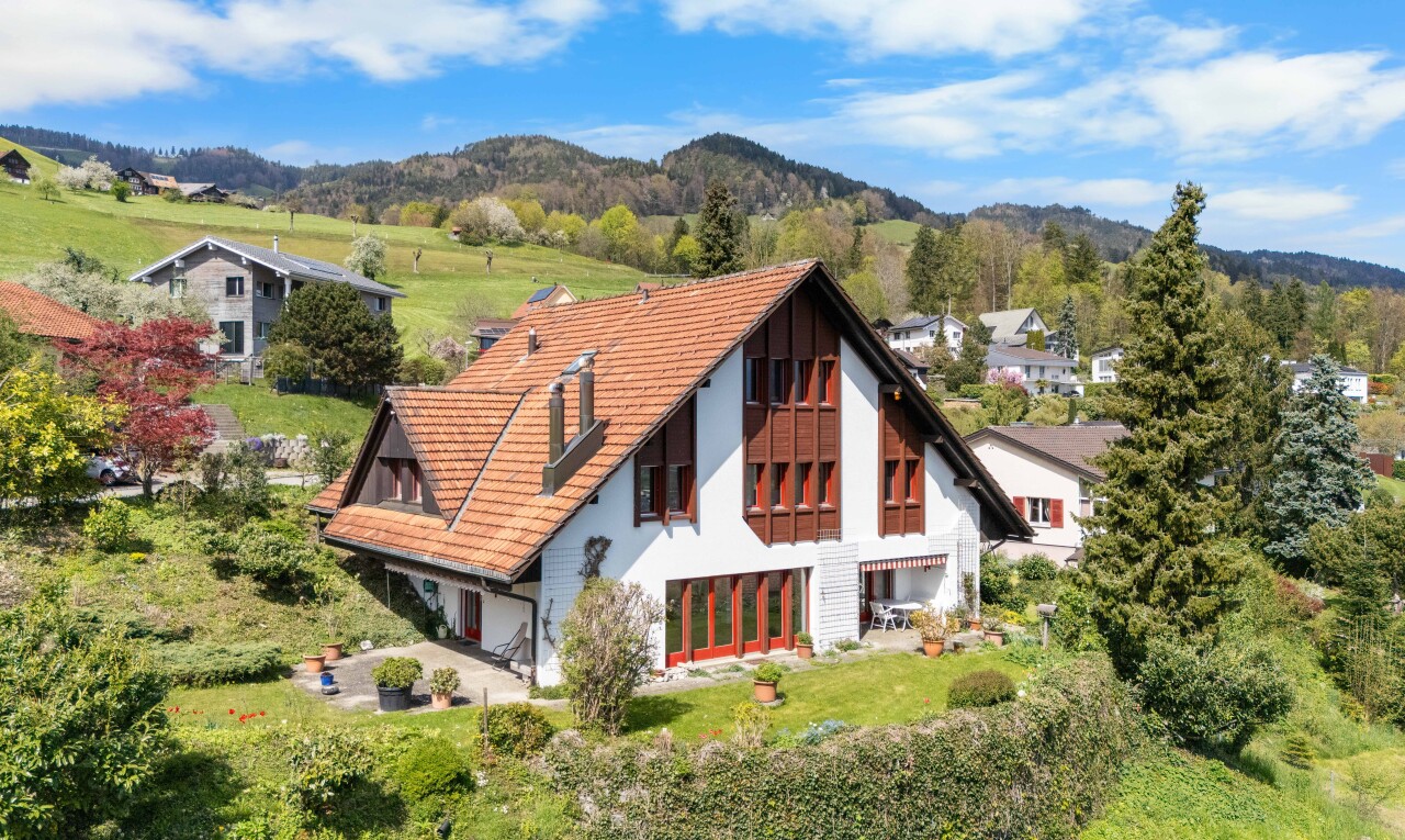 façade avec day time, property visible, mountain view, et vue sur la montagne