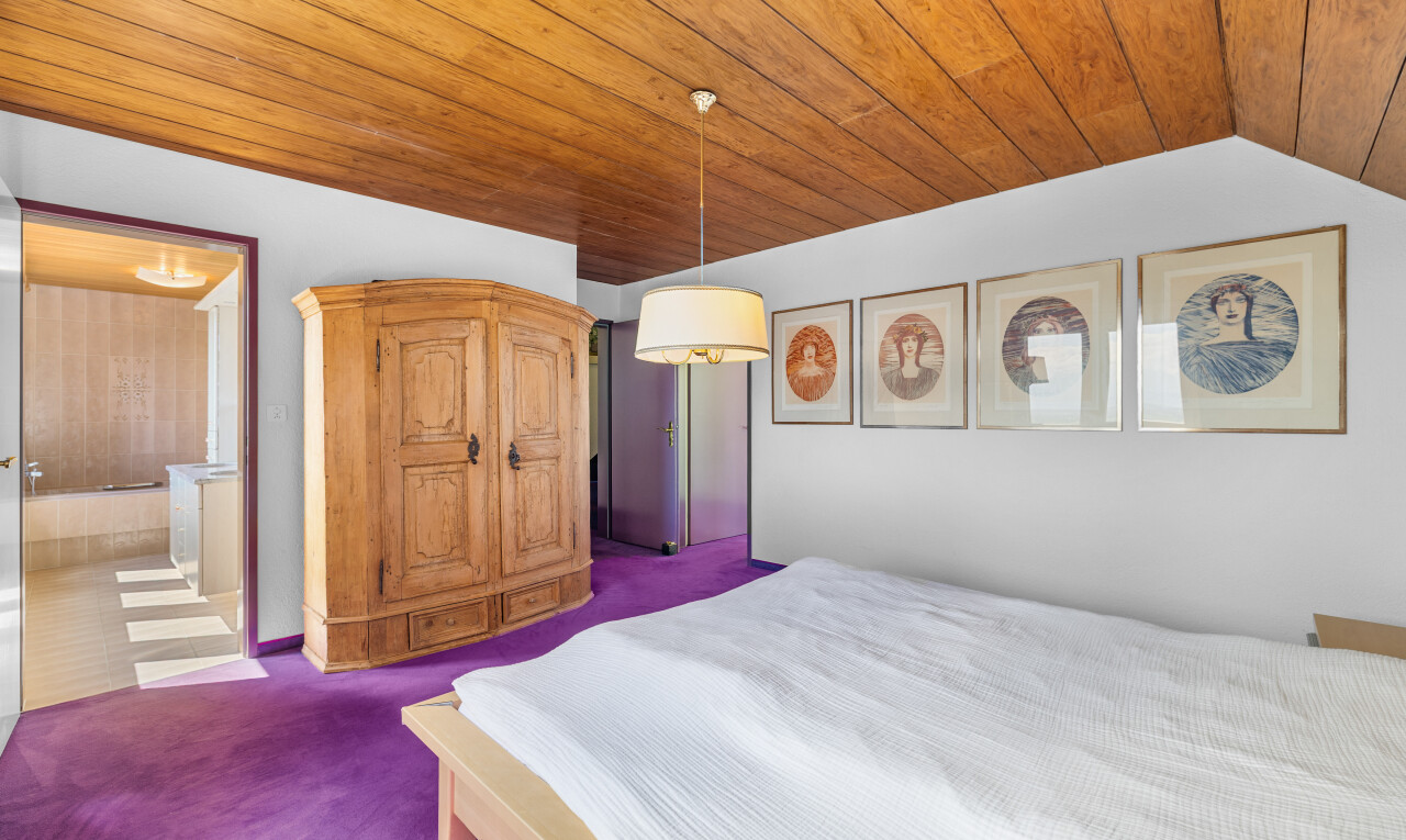 zimmer / schlafzimmer mit wood ceiling, holzdecke, vaulted ceiling, dachschräge, und carpet