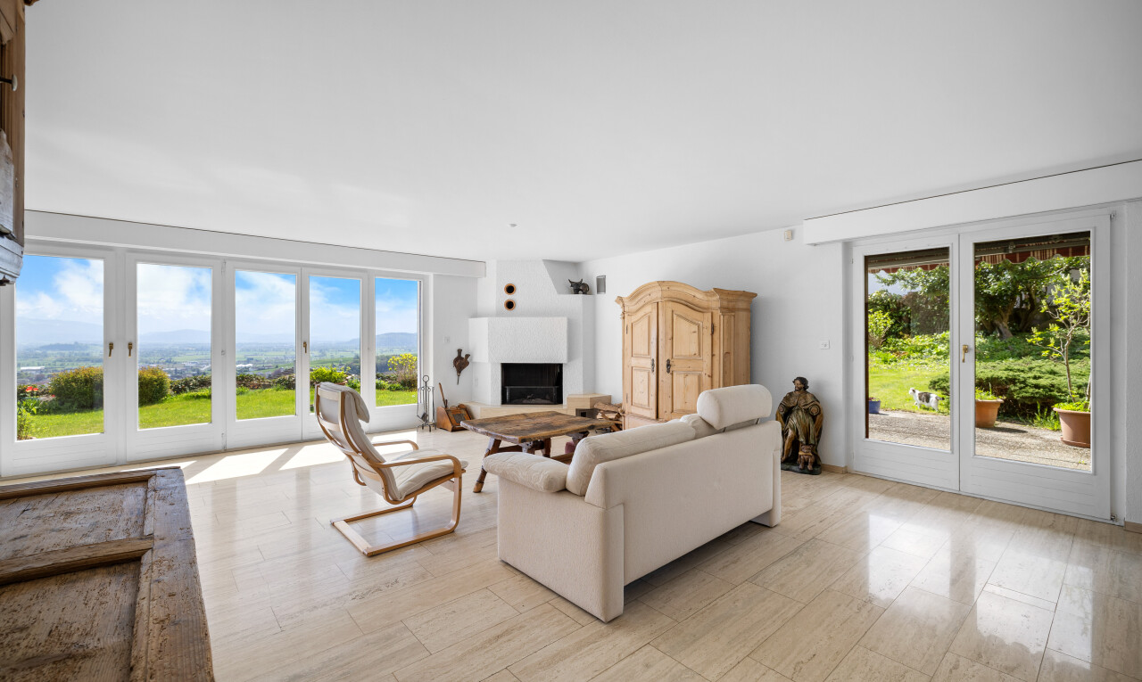 salon avec natural light, lumière naturelle, inside property, day time, et drywall