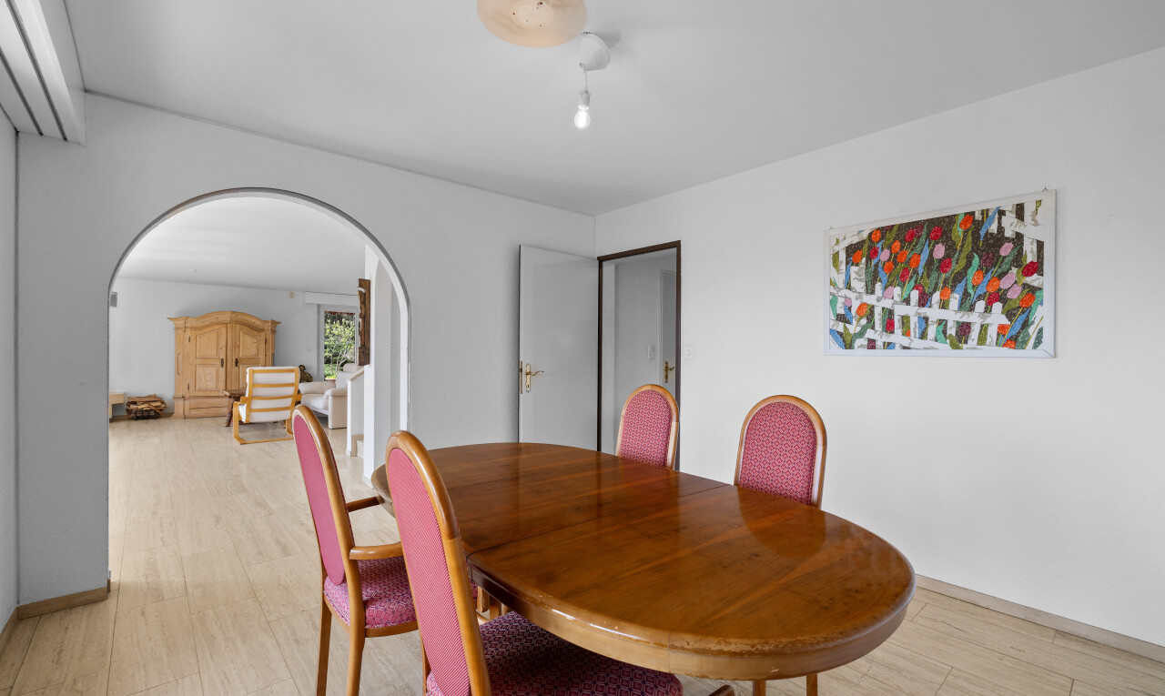 salle à manger avec drywall, cloison sèche, baseboards wall, plinthes murales, et wood finish floor