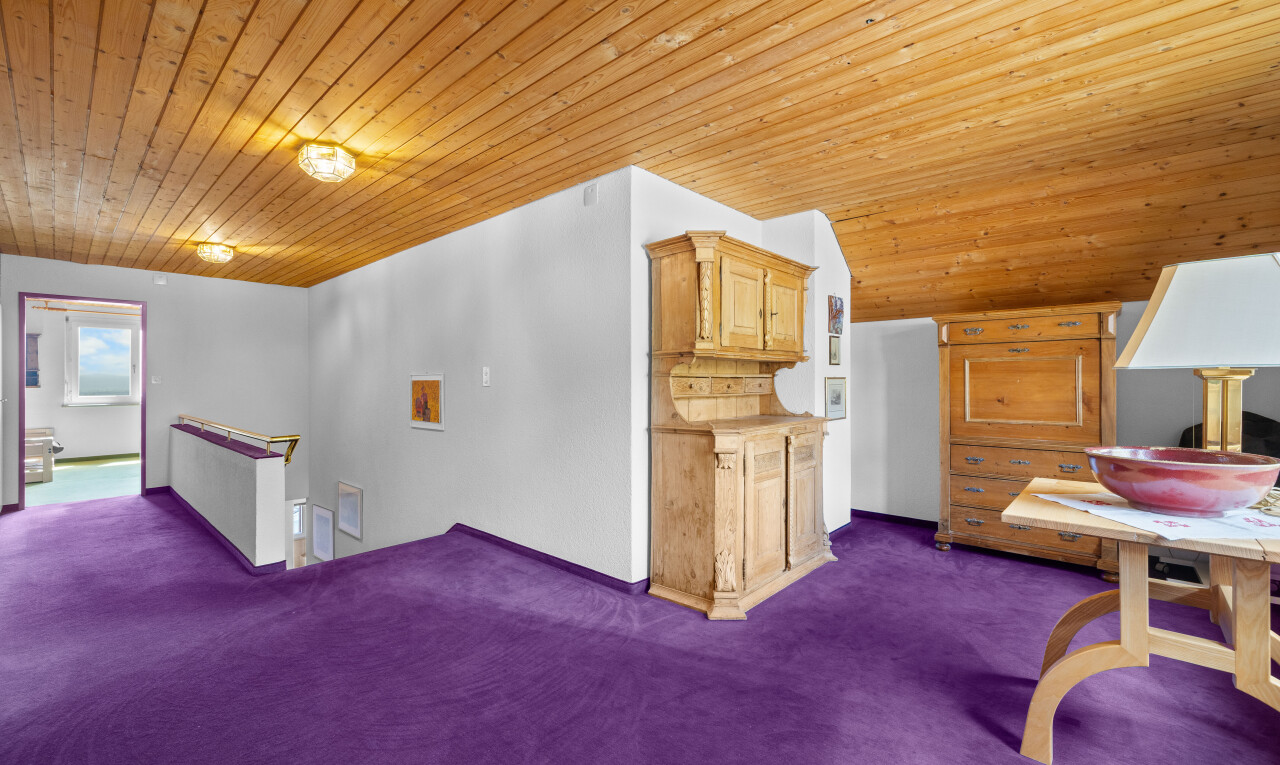 wohnzimmer mit inside property, carpet, teppich, wood ceiling, und holzdecke