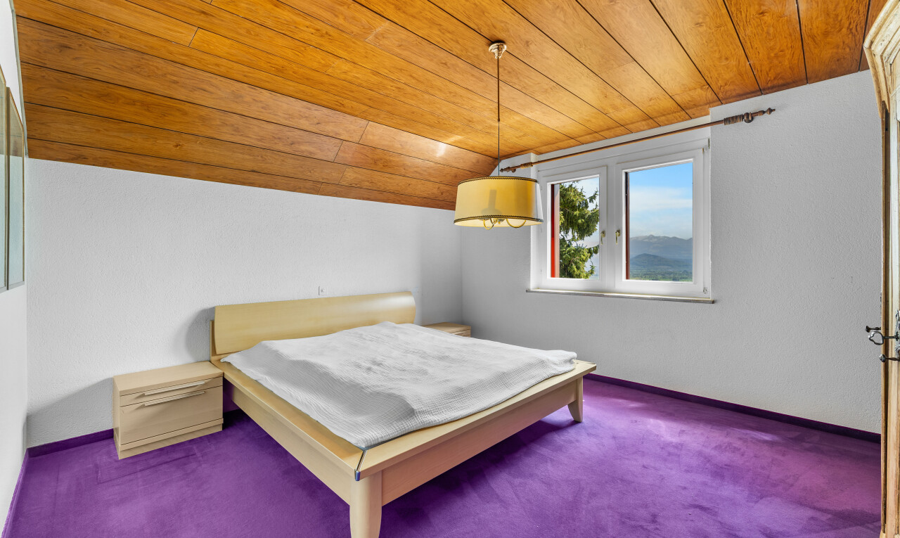 zimmer / schlafzimmer mit wood ceiling, holzdecke, vaulted ceiling, dachschräge, und carpet