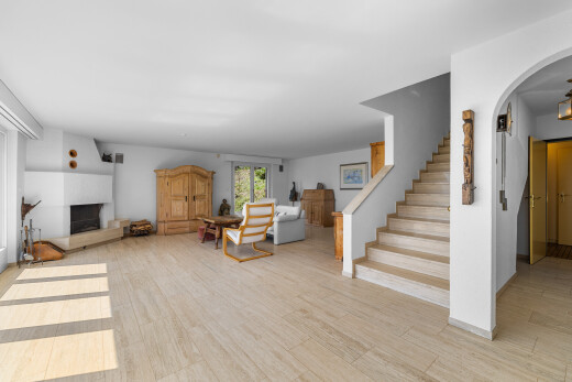escaliers avec escaliers, inside property, drywall, cloison sèche, et wood finish floor