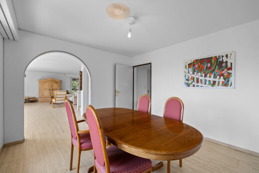 salle à manger avec drywall, cloison sèche, baseboards wall, plinthes murales, et wood finish floor