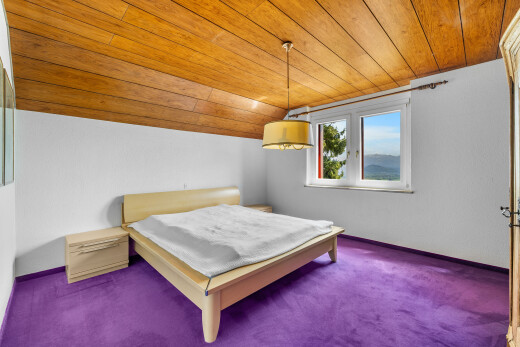 chambre avec wood ceiling, plafond en bois, vaulted ceiling, plafond voûté, et carpet