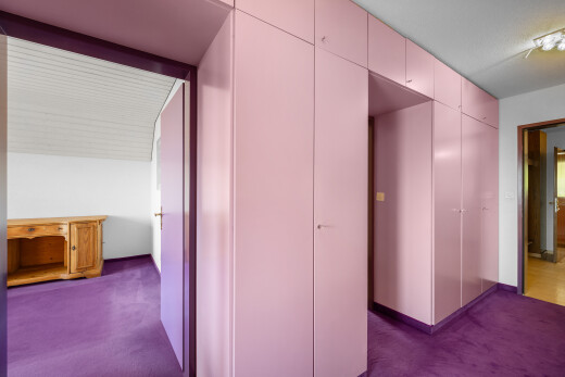 couloir avec carpet, moquette, inside property, drywall, et cloison sèche