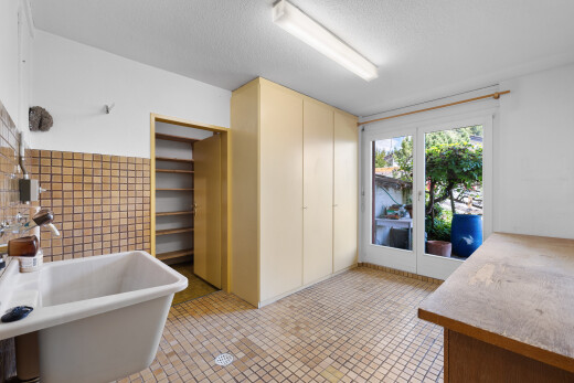 espace intérieur avec inside property et portes-fenêtres
