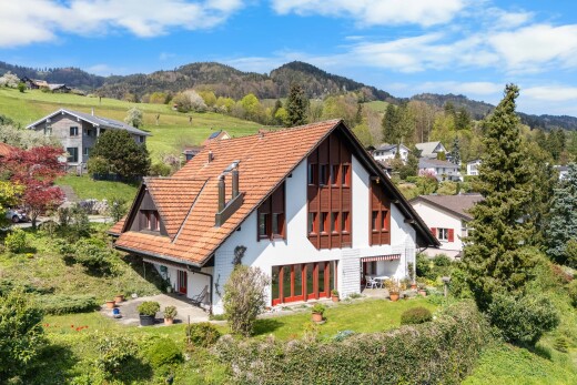 façade avec day time, property visible, mountain view, et vue sur la montagne