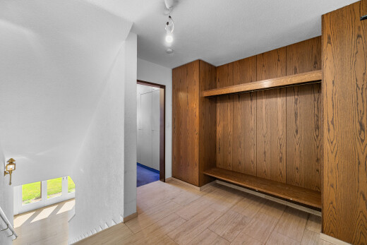 chambre avec inside property, cloison sèche, drywall, sol en finition bois, et wood finish floor