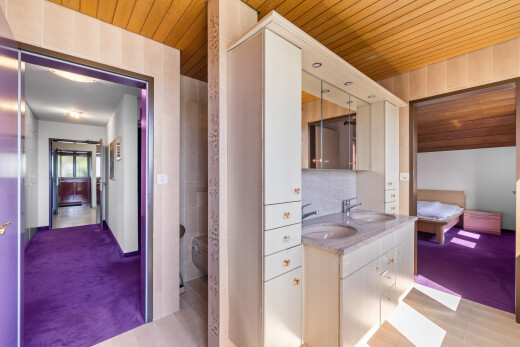 salle de bains avec wood ceiling, plafond en bois, double vasque, miroir, et carpet