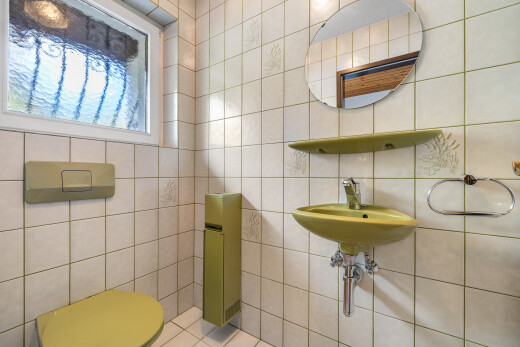salle de bains avec toilette, miroir, inside property, évier, et lumière naturelle
