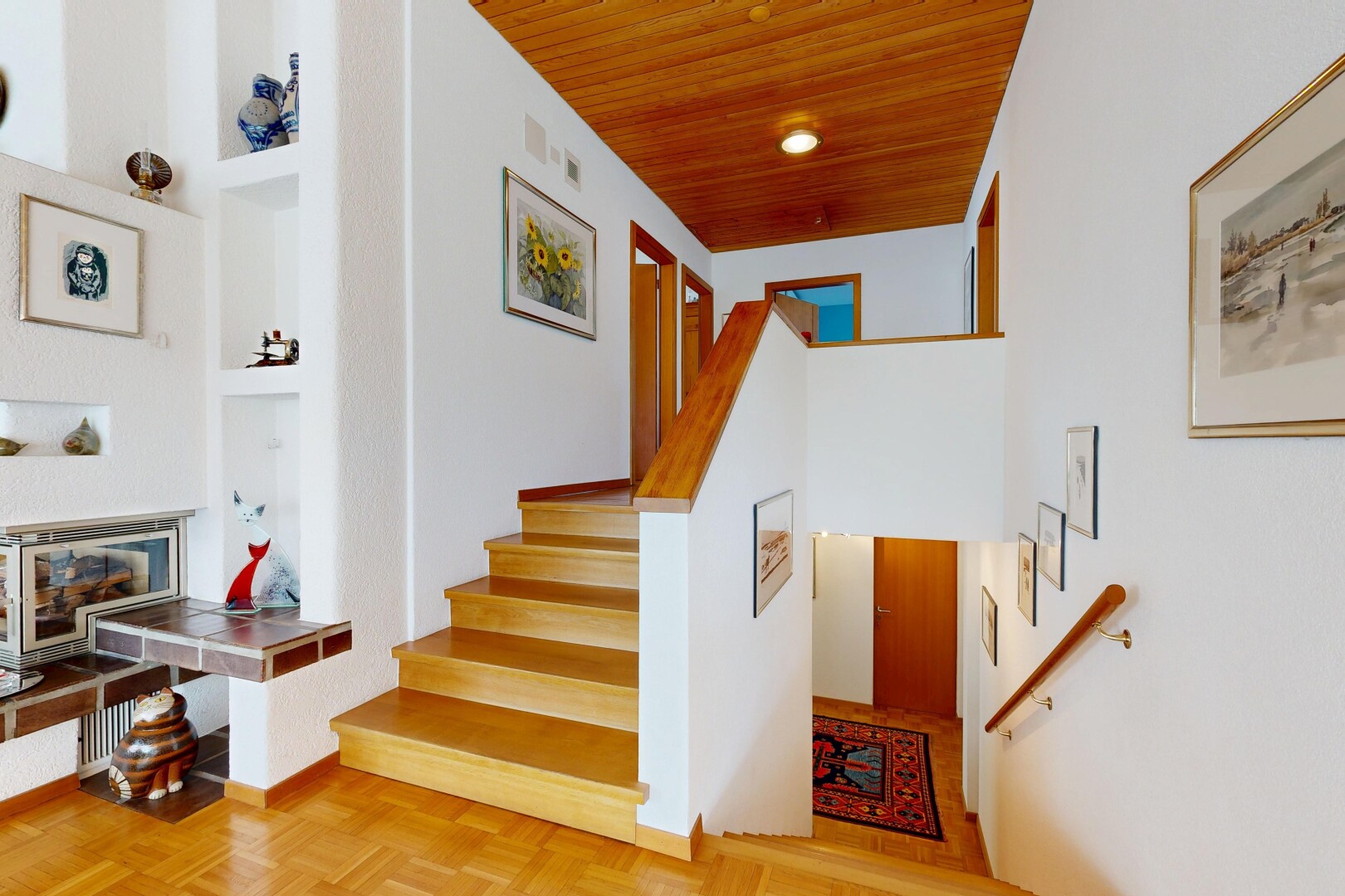 treppe mit treppen, inside property, holzfußboden, wood finish floor, und holzdecke