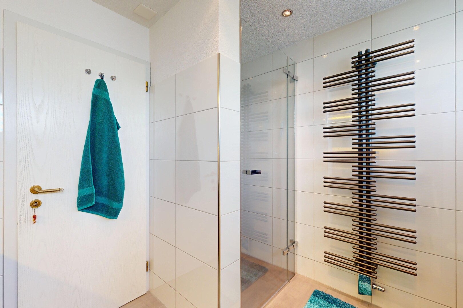 bad mit spritzputz decke, textured ceiling, dusche, komplettes badezimmer, und inside property