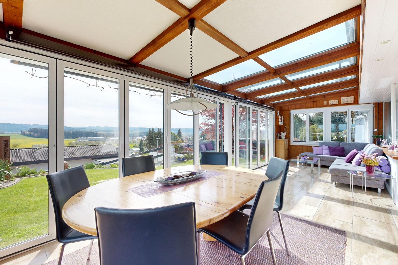esszimmer mit natürliches licht, natural light, dachschräge, vaulted ceiling, und holzwand