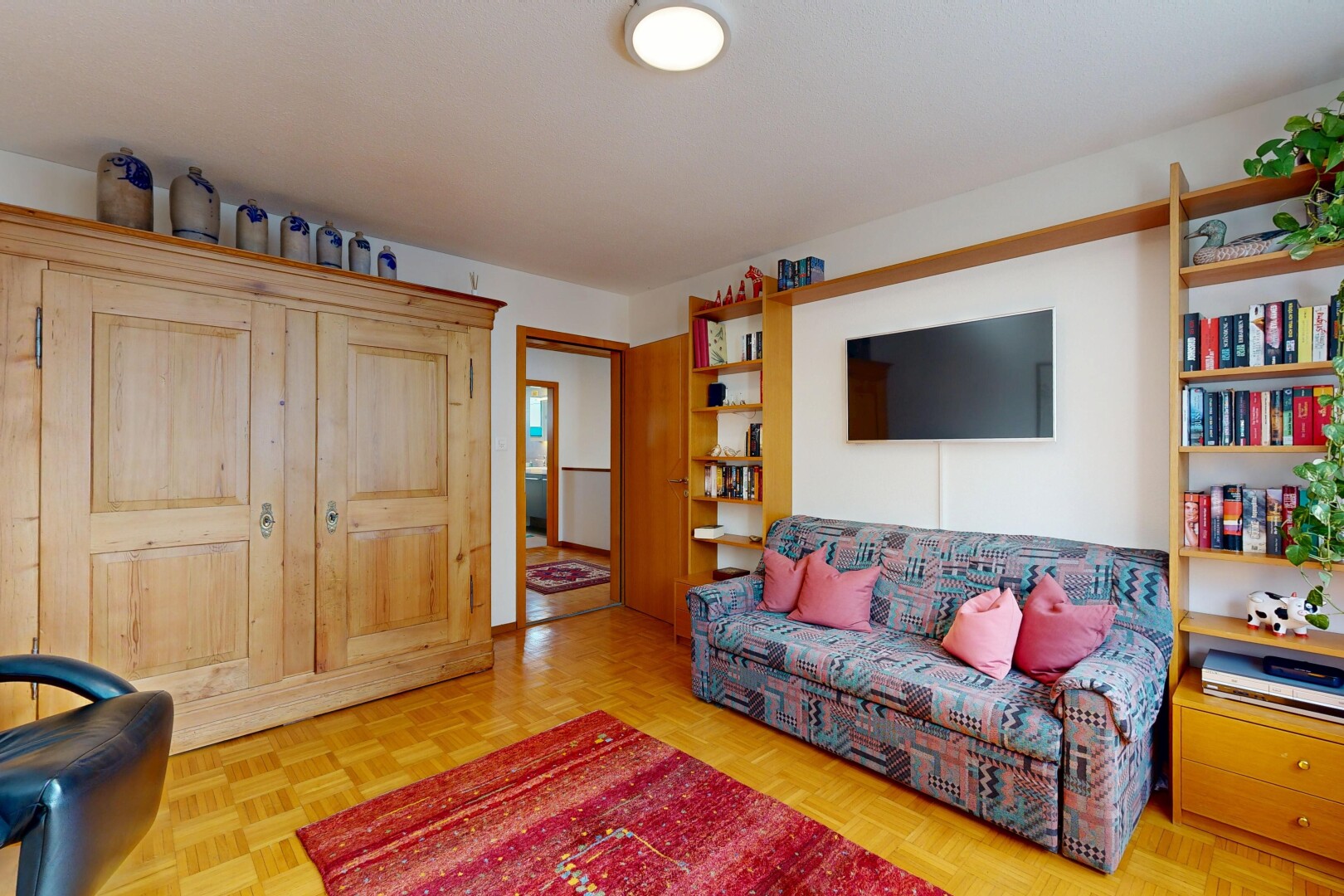 wohnzimmer mit fernseher, parquet floor, inside property, holzfußboden, und wood finish floor
