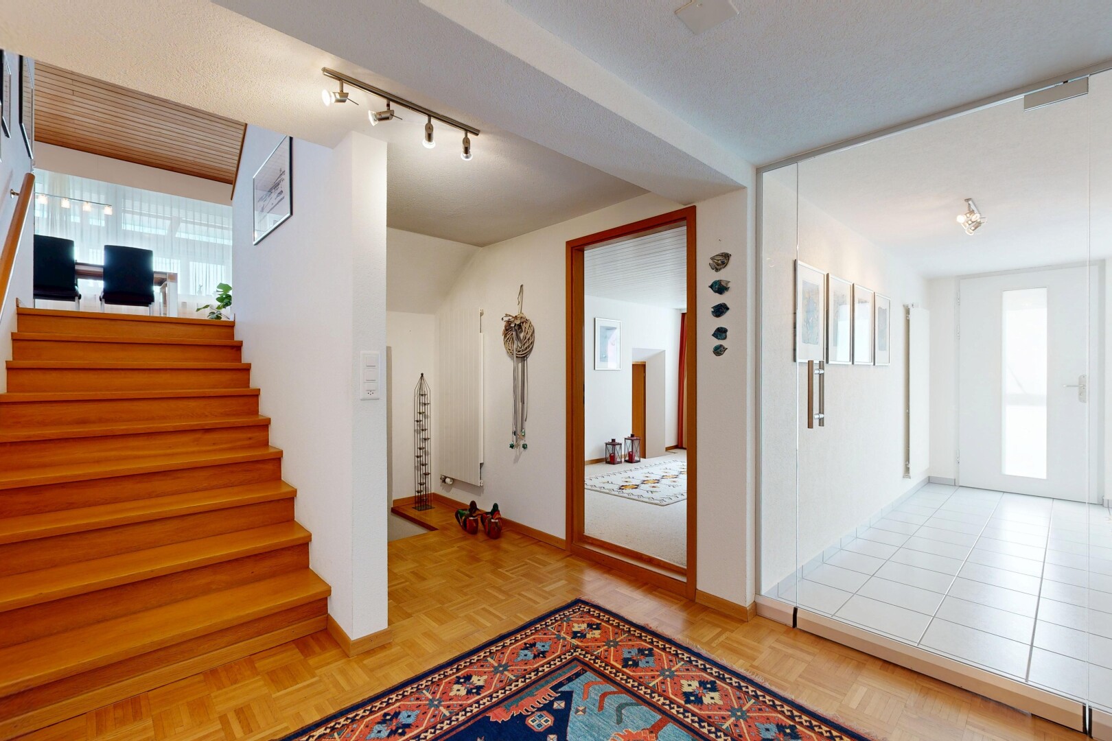 treppe mit natürliches licht, natural light, inside property, treppen, und parquet floor