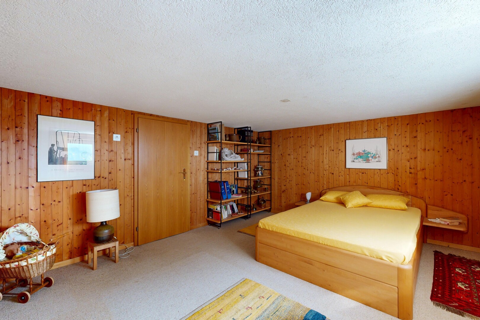 zimmer / schlafzimmer mit inside property, holzwand, wood wall, teppich, und carpet