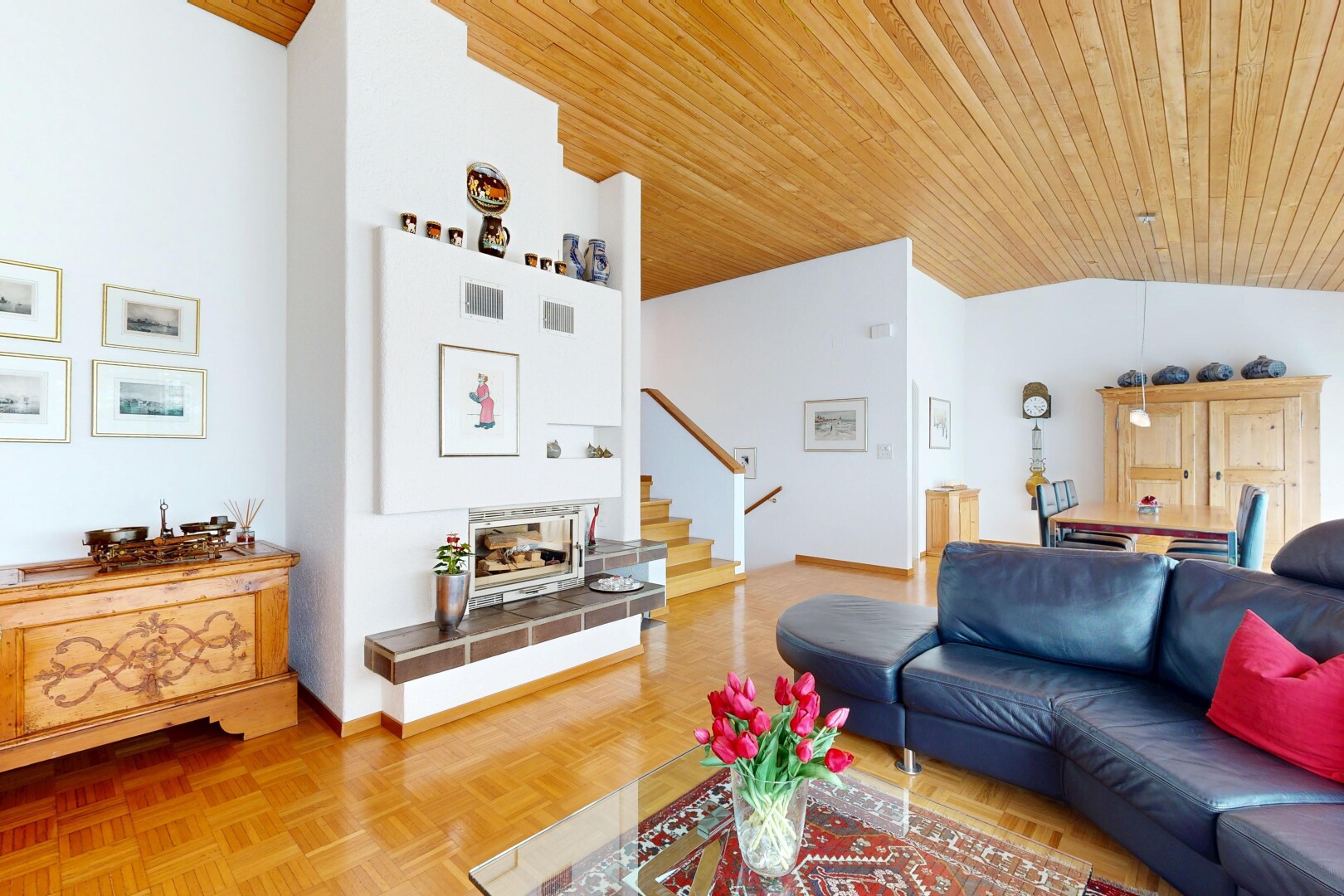 wohnzimmer mit holzdecke, wood ceiling, dachschräge, vaulted ceiling, und inside property