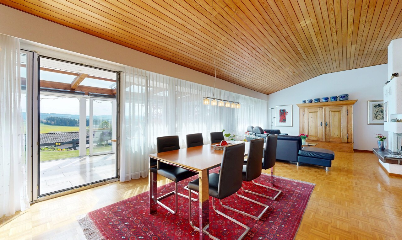 esszimmer mit parquet floor, inside property, holzdecke, wood ceiling, und dachschräge