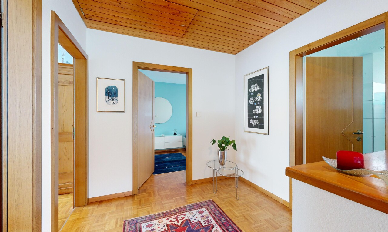 halle / korridor mit gipskartonwand, drywall, inside property, holzfußboden, und wood finish floor