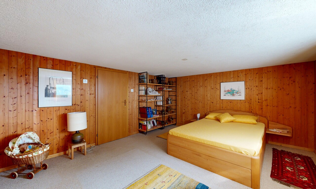 zimmer / schlafzimmer mit inside property, holzwand, wood wall, teppich, und carpet