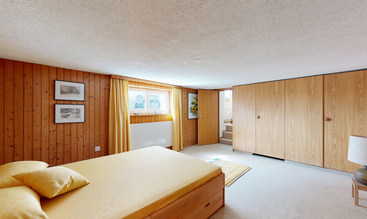 zimmer / schlafzimmer mit keller, inside property, teppich, carpet, und natürliches licht