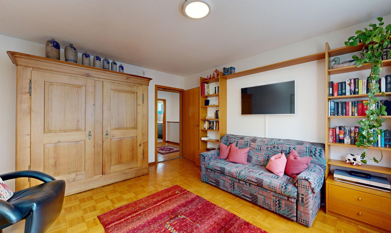 wohnzimmer mit fernseher, parquet floor, inside property, holzfußboden, und wood finish floor