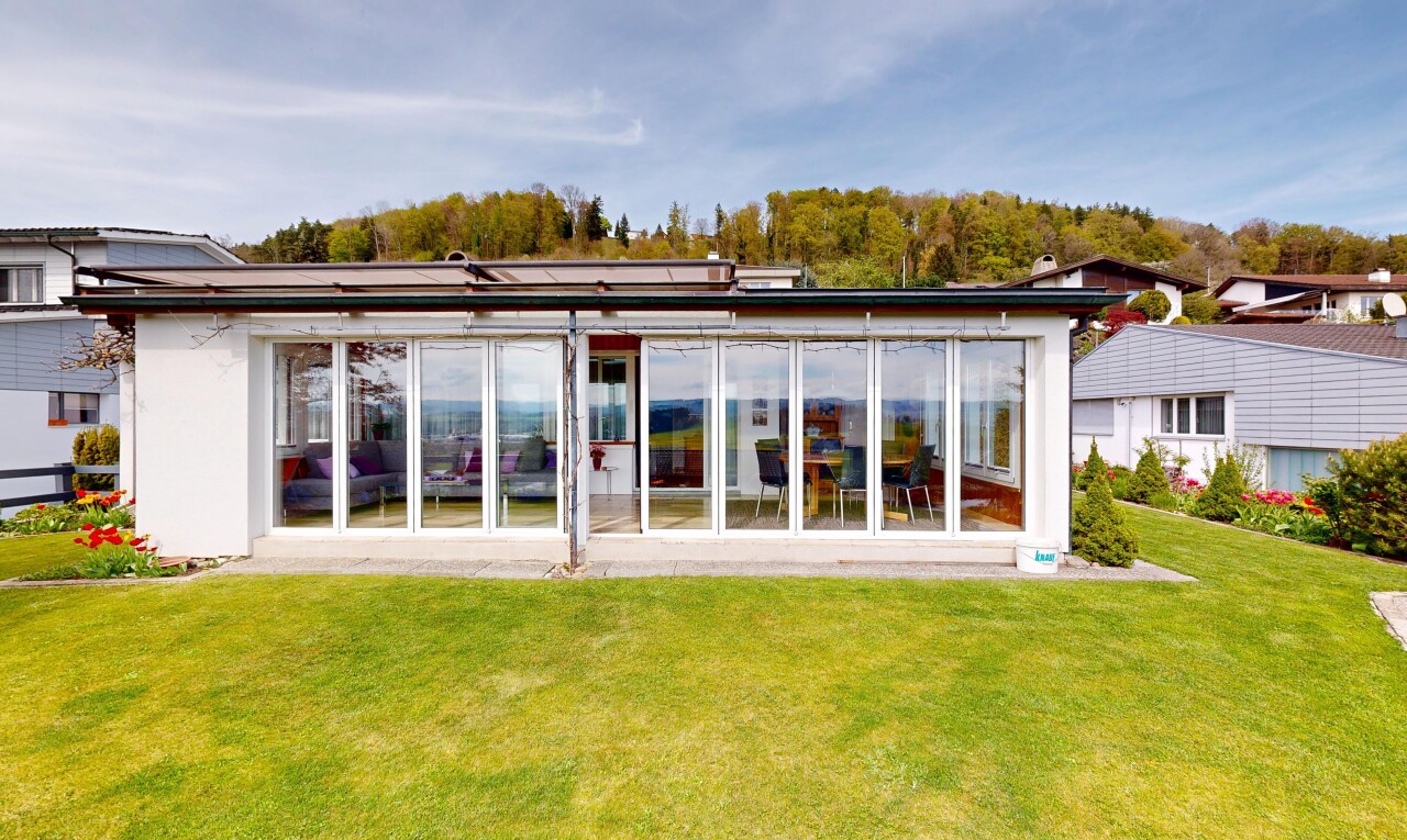 außenansicht mit rasen, from property, day time, solaranlage, und glasverkleidung