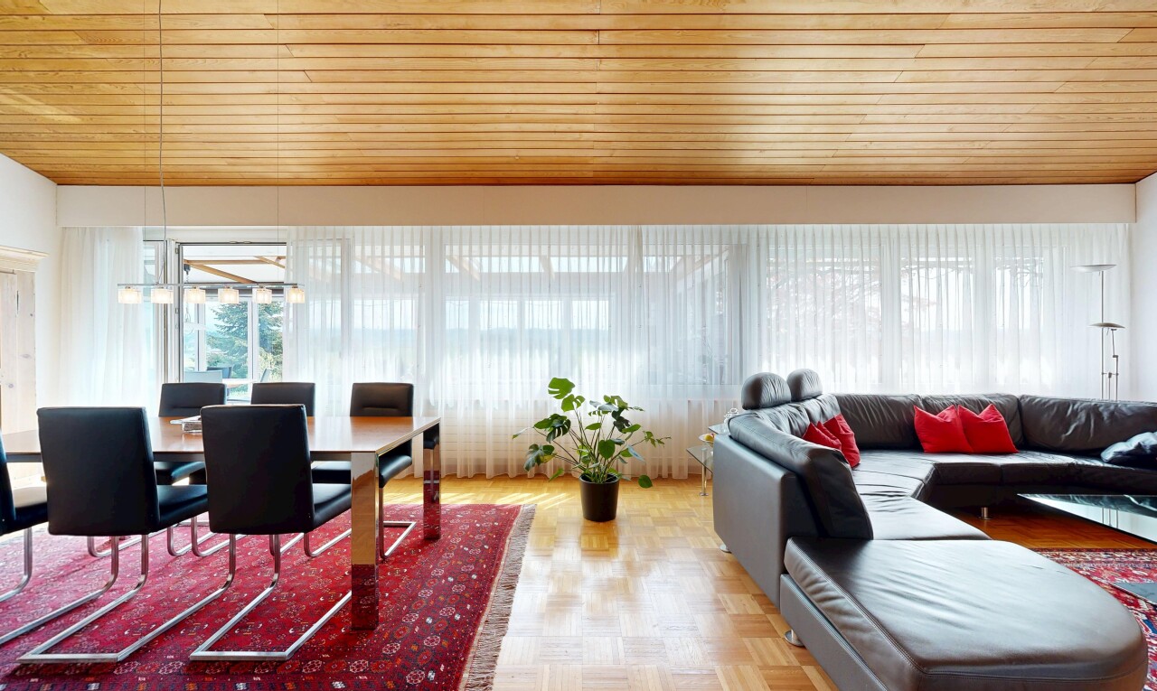 wohn- / esszimmer mit inside property, holzfußboden, wood finish floor, parquet floor, und natürliches licht