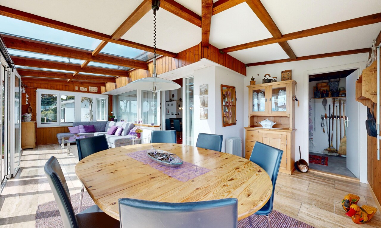 esszimmer mit kassettendecke, coffered ceiling, inside property, natürliches licht, und natural light