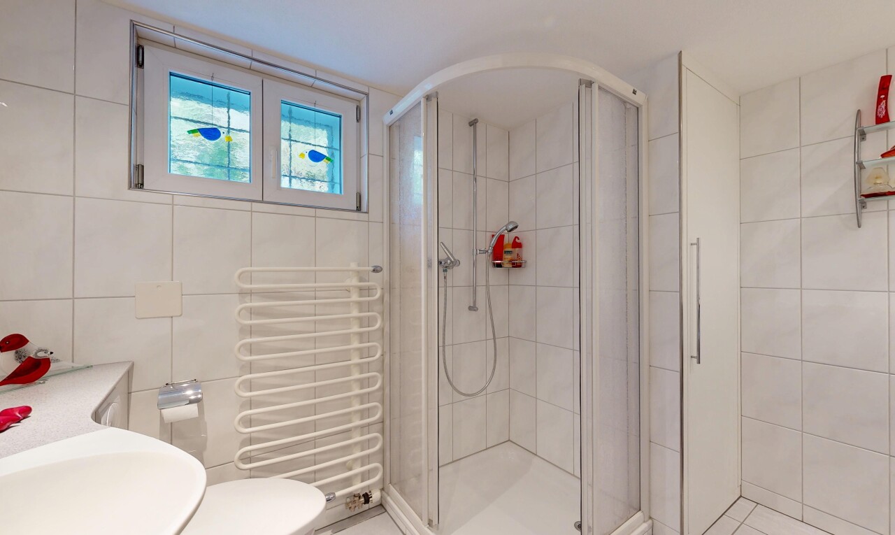 bad mit dusche, komplettes badezimmer, natural light, tile wall, und inside property