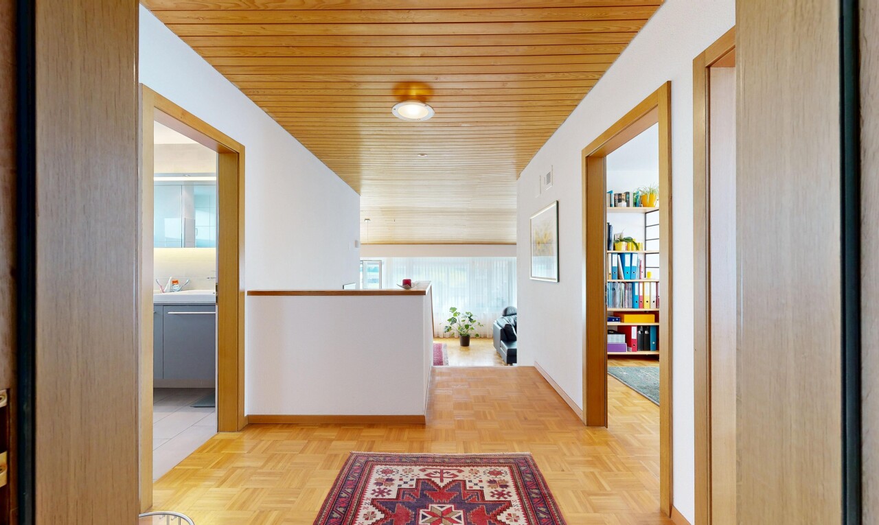 halle / korridor mit holzdecke, wood ceiling, inside property, parquet floor, und gipskartonwand