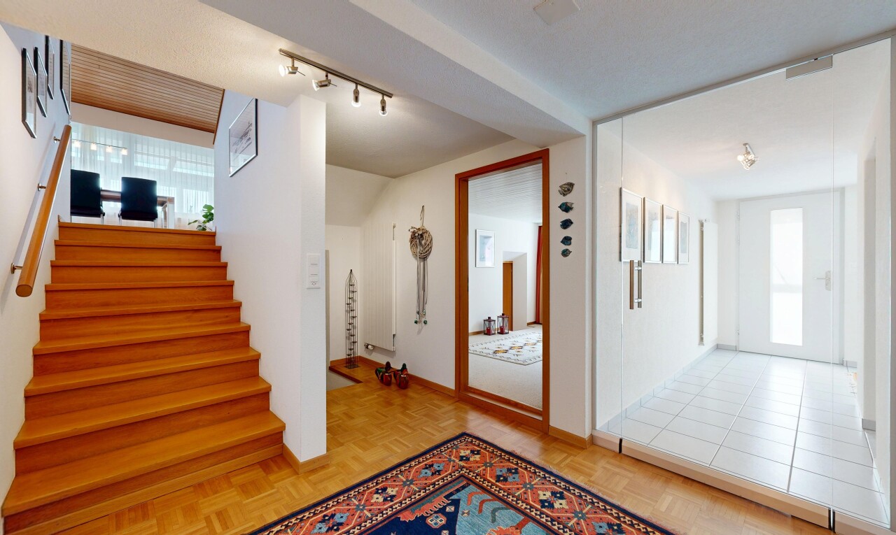 treppe mit natürliches licht, natural light, inside property, treppen, und parquet floor