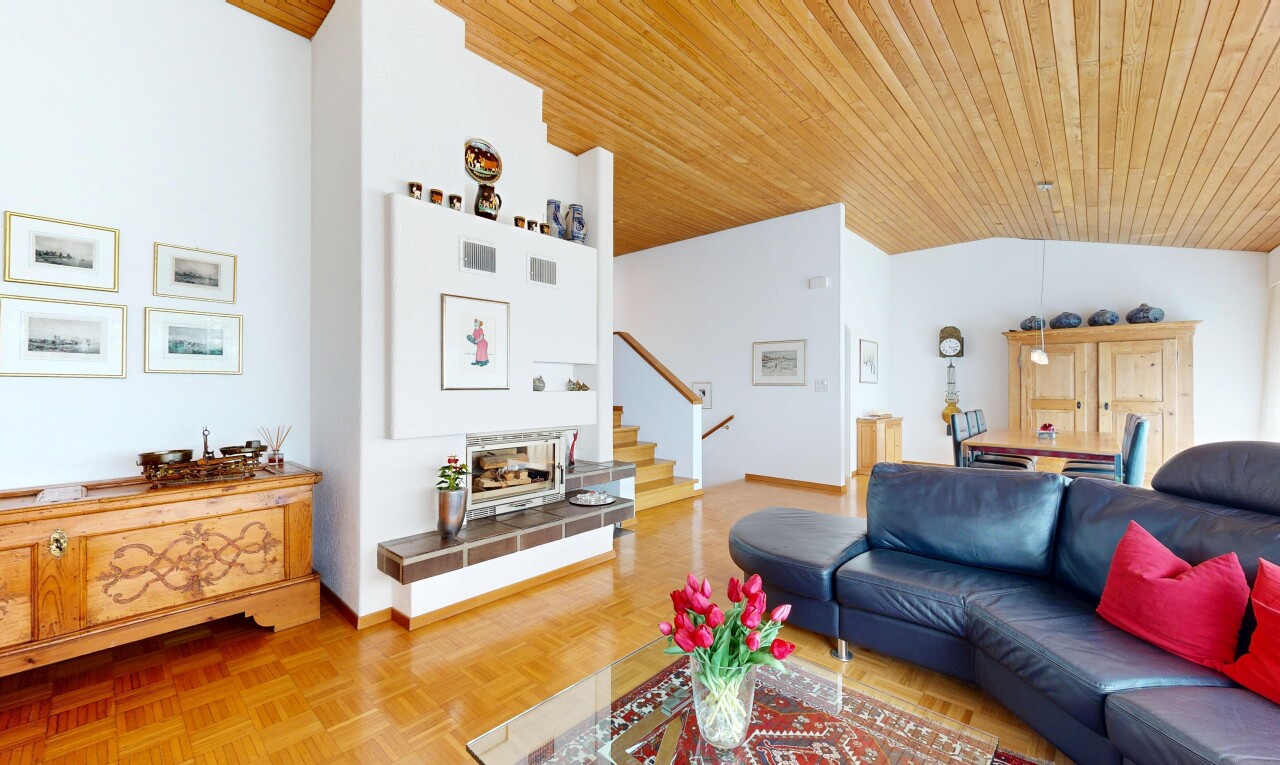 wohnzimmer mit holzdecke, wood ceiling, dachschräge, vaulted ceiling, und inside property