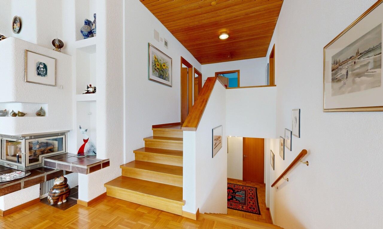 treppe mit treppen, inside property, holzfußboden, wood finish floor, und holzdecke
