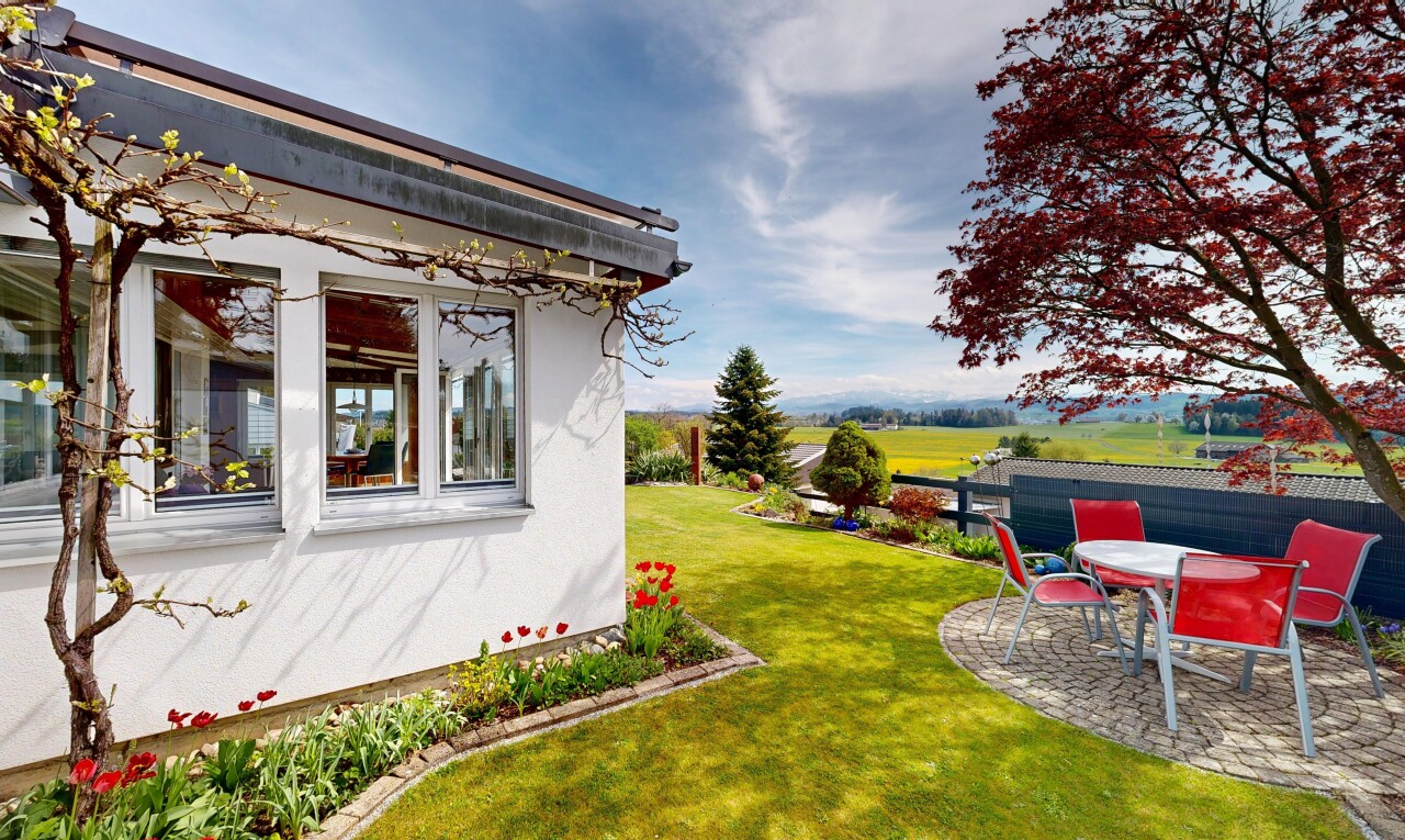 außenansicht mit from property, terrasse, rasen, zaun, und day time