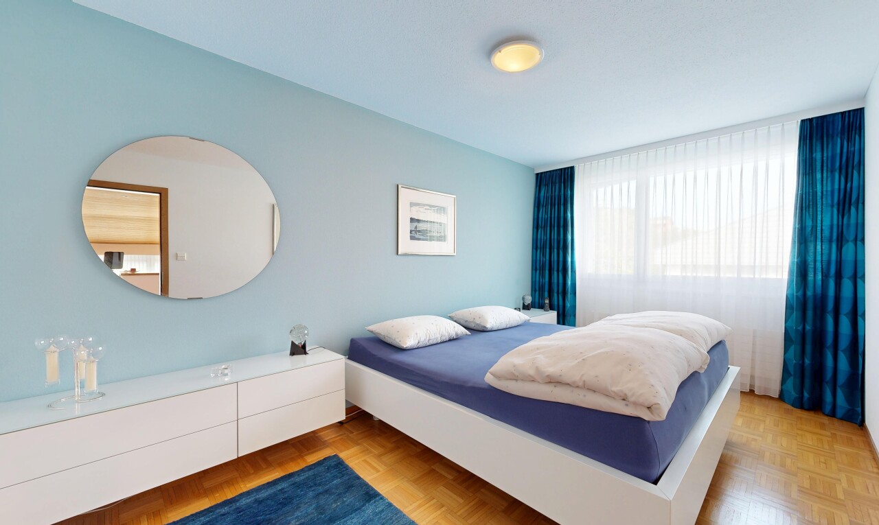 zimmer / schlafzimmer mit gipskartonwand, drywall, parquet floor, holzfußboden, und wood finish floor