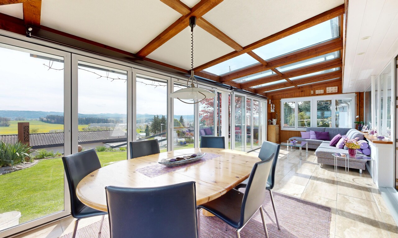 esszimmer mit natürliches licht, natural light, dachschräge, vaulted ceiling, und holzwand
