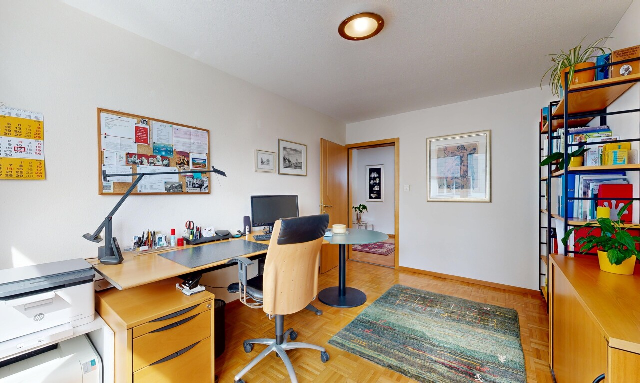 büro mit gipskartonwand, drywall, inside property, parquet floor, und fernseher