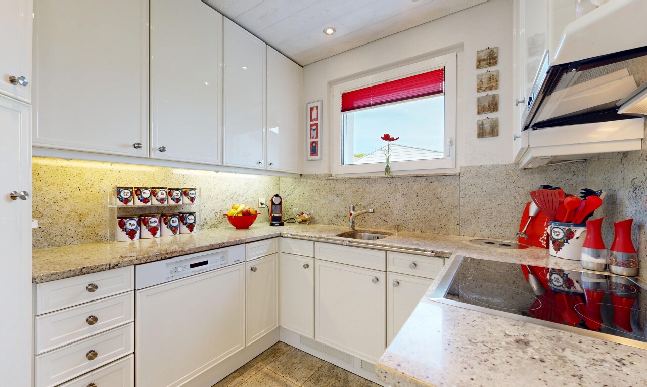 küche mit dunstabzugshaube, weiße schränke, white cabinets, light countertops, und light floor