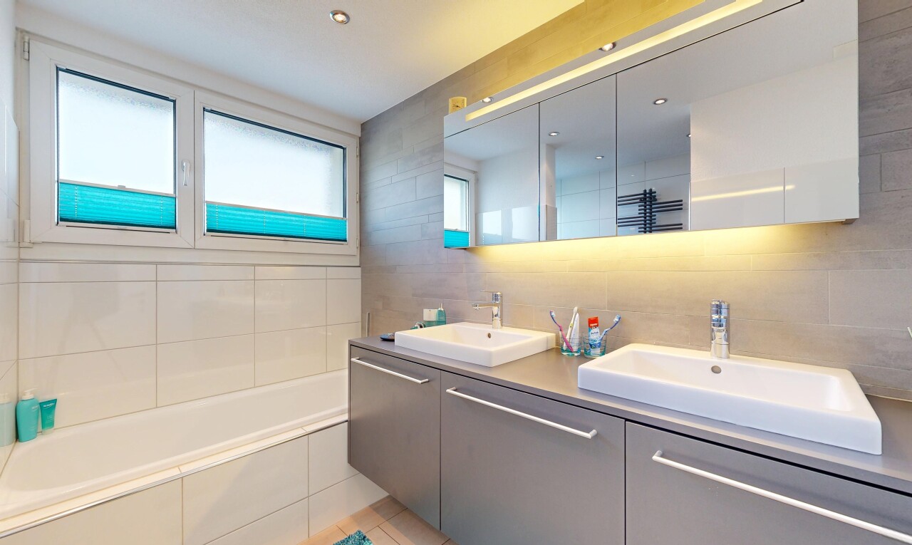 bad mit doppelwaschtisch, komplettes badezimmer, light floor, bad, und natürliches licht