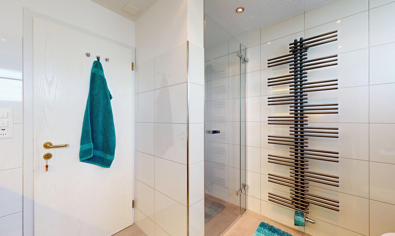 bad mit spritzputz decke, textured ceiling, dusche, komplettes badezimmer, und inside property