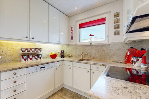 cuisine avec hotte, armoires blanches, white cabinets, light countertops, et light floor