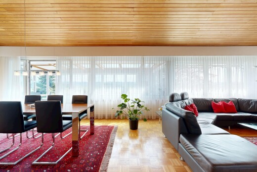 wohn- / esszimmer mit inside property, holzfußboden, wood finish floor, parquet floor, und natürliches licht