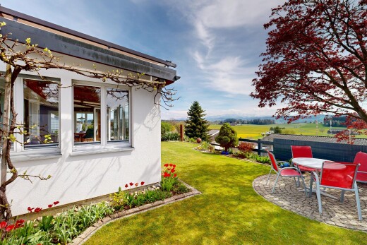 außenansicht mit from property, terrasse, rasen, zaun, und day time