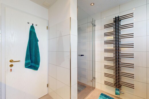 salle de bains avec plafond texturé, textured ceiling, douche, salle de bain complète, et inside property