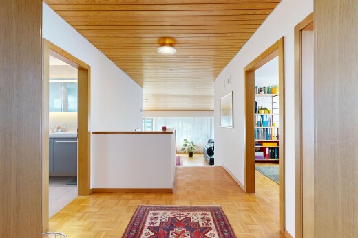 halle / korridor mit holzdecke, wood ceiling, inside property, parquet floor, und gipskartonwand